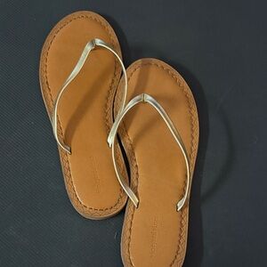 Vineyard Vines Tan and Gold Sandals